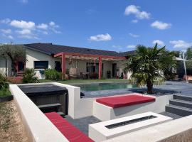 Villa 5 chambres avec piscine, jacuzzi, terrain.，Ambronay的度假屋