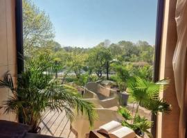 Riverfront Cabins in the garden, holiday home in Poznań