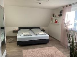 #2 Gro&szlig;es Zimmer mit Pool und Garten，梅明根的附設泳池的飯店