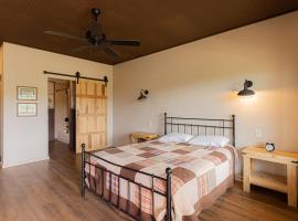 Miners Cabin #2 - One Queen Bed - Accessible Room - Private Balcony, casa rústica em Tombstone