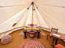 The Queens Head Glamping, hotel in Foulsham