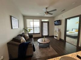 7 Min from IAH Business-Ready Condo w Pool & WiFi – hotel w mieście Houston