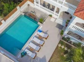 Estella Luxury Villa in Amoudi -200m from the beach