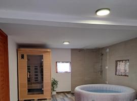 Vita Natura with sauna and jacuzzi, ξενοδοχείο σε Pihovec