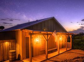 -Pet Friendly- Miners Cabin #6 - King Bed with Private Balcony, hotell sihtkohas Tombstone