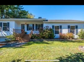 Tantallon Guest Room with Private Beach, alojamento na praia em French Village