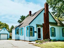 Bluebird Cottage, walking distance to fairgrounds, pet-friendly hotel in Hutchinson