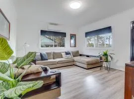 Bright and airy cosy cottage, close to town