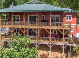 Red Rooster Family Cabin w/Hot Tub+Fire Pit+View, hotel in Franklin