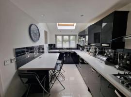 Lovegrove House - Modern 3 bed house for business or family stay with free parking, semesterhus i Slough
