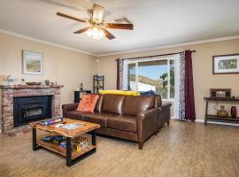 Peaceful Home with Nature Views & Trail Access, hotel cerca de Warren Peak Trail, Yucca Valley