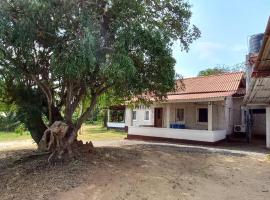 Lake Lodge Weeravila, guest house in Hambantota