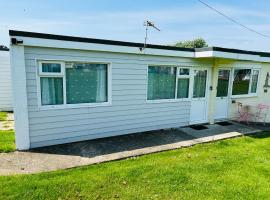 2 Bedroom Chalet SB113, Sandown Bay, Isle of Wight, hotel with parking in Brading