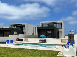 Luxury villas with heated pool & panoramic ocean & valley views, luxe hotel in São Martinho do Porto