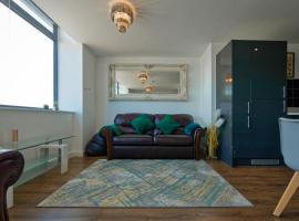 Lovely & Bright 2-Bedroom Central Flat with Parking, hotel cerca de Edificio Liver, Liverpool