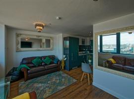 Bright & Comfortable 2-Bedroom Central Flat with Parking, hotel dicht bij: standbeeld van The Beatles, Liverpool