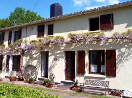 Les Glycines Gite - beautiful,peaceful location with Pool ( shared) and lots of things to see and do in the area.: Vernoux-en-Gâtine şehrinde bir otel