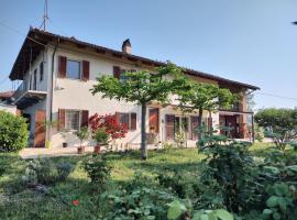 Riviera delle Langhe Wine Country House with a Pool, hotel-fazenda em Monchiero