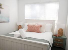 Callie Beach Escape - Beachside View, Family Friendly, Walk Everywhere, hotel v destinaci Caloundra