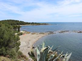 A Chic Four-Person Apartment By The Beach At Cap Ras, appartement in Llança