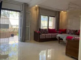 Rez-de-chaussée de villa agréable avec jardin dans un quartier calme et luxueux