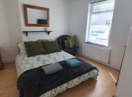 Roomy dog friendly Gosport town house sleeps 6, feriebolig i Gosport