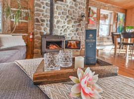 River Rock Retreat, pet-friendly hotel in Notre-Dame-de-la-Merci