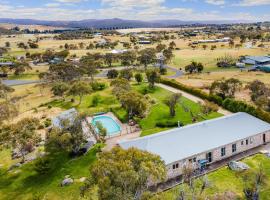 Winterwood Lodge - 6mins Jindabyne Pets Allow Floor Heating Farm Stay, lemmikkystävällinen hotelli kohteessa Moonbah