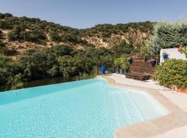 Casa con vistas increíbles, piscina Infinity y jardín con rincones preciosos, cheap hotel in Las Rozas de Madrid