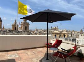 The Knight - Historical terraced house overlooking the central square, готель у місті Біргу