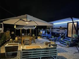 iconic rv with pool/ terrace, ваканционно жилище в Аресибо