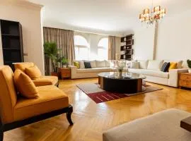 Modern Luxe Oak Orchid 3BR Apt W-Free WiFi &Parking