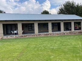 Zacks Country Stay Self-catering, hotel en Krugersdorp