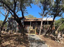 Fox Hollow - Tiny home with Cypress Creek access, park like setting, hotell i Wimberley