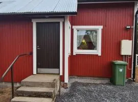 Mukavä mökki luonnon rauhassa maaseudulla.