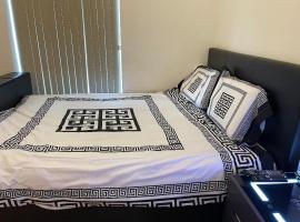 Amazing Luxury Double Bedroom with en-suite shower and free parking with a Sound bar & smart TV in a two bed Apartment I live in the 2nd room, מלון בBelvedere