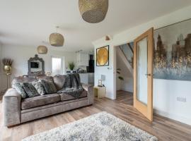 Luxurious 3 bedroom house Shangri la in village of Alfrick with free off road parking for 3 cars in an area of outstanding natural beauty, superb walking,close to Worcester, Malvern showground, theatre, Malvern hills, dogs welcome, hotel v destinaci Worcester