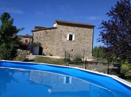 Gîte du soleil 3 étoiles avec piscine - sud Ardèche., ξενοδοχείο σε Ailhon