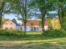 Gorgeous Home In Hemse With Kitchen, hotel v mestu Hemse