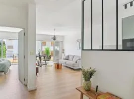 Designer flat, luxurious, close from Palais, terrasse, private garage, Air Conditoning