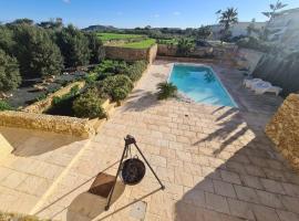 Farmhouse Villa with Large Pool and Garden in Gozo – hotel z parkingiem w mieście Birbuba