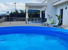 Chalet con piscina, terraza y barbacoa