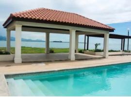 Impeccable 2-BR Apartment-Ornella Villa at Bayfront Villa, rannamajutus sihtkohas Portmore