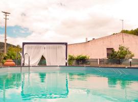 PM Villa Arenosu Guest House, hotel con piscina en Fertilia