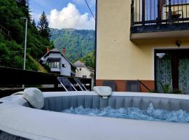House Utrinek with free play room, jacuzzy and garage, hotell i Podbrdo