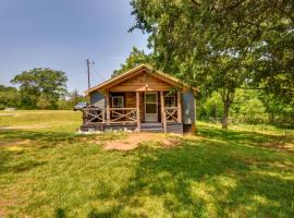 Cozy Cabin Near Lake Hartwell and Clemson University, hotel em Anderson