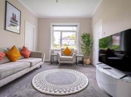 4 Bedrooms Homely House - Sleeps 6 Comfortably with 6 Double Beds,Glasgow, Free Street Parking, Business Travellers, Contractors, & Holiday-Goers, Near All Major Transport Links in Glasgow & City Centre, hôtel à Glasgow près de : Hôpital universitaire Queen Elizabeth