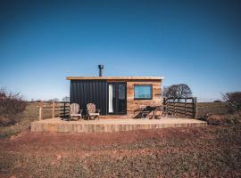 'Cinnabar Nest' Remote Off-Grid Eco Cabin, hotell i Sedgefield