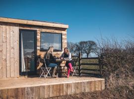 'Pipistrelle' Remote Off-Grid Micro Cabin (No Kitchen), holiday home in Sedgefield