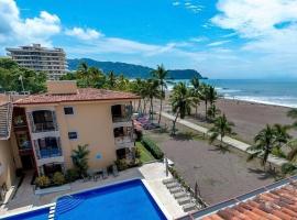 BEACHFRONT Condo Bahia Encantada L1 Jaco Beach, hotel v destinaci Jacó
